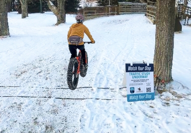 Bike counter counting cyclists in the snow